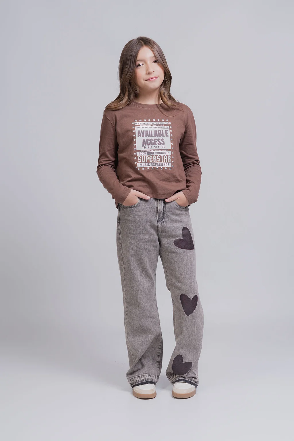 Jean Wide Leg Elva Sobreteñido En Tono Chocolate Con Corazones Aplicados Y Botam - 0