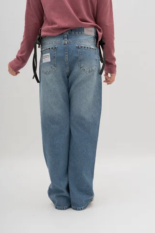 Jeans Wide Leg Matizado Con Detalles De  Tachas Negras Y Badana Aplicada - Vista 4
