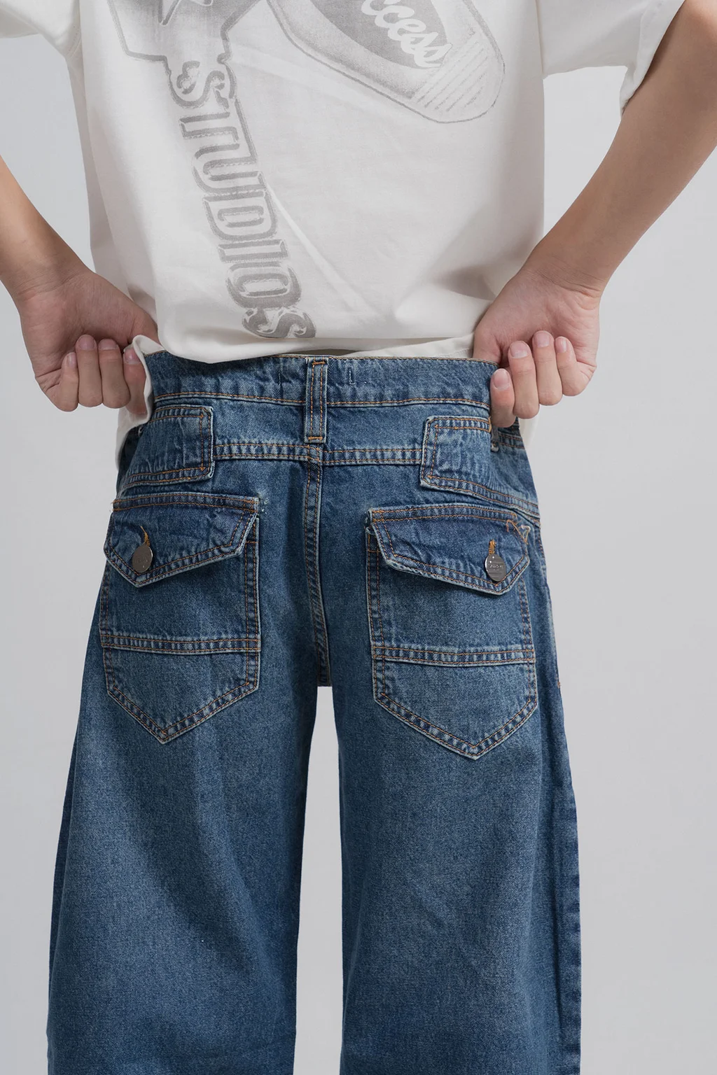 Jeans buggy con bolsillos y recortes - 1