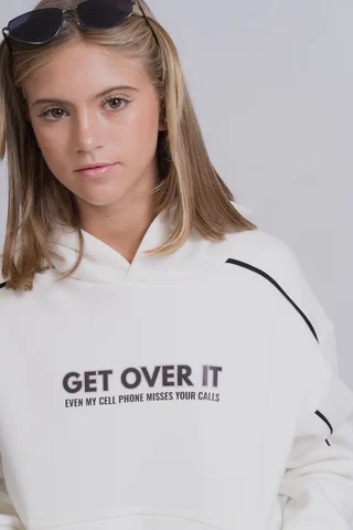 Hoodie Ellen De Frisa Over Con Vivos En Contracolor Estampa Get Over Y Detalle - Vista 3
