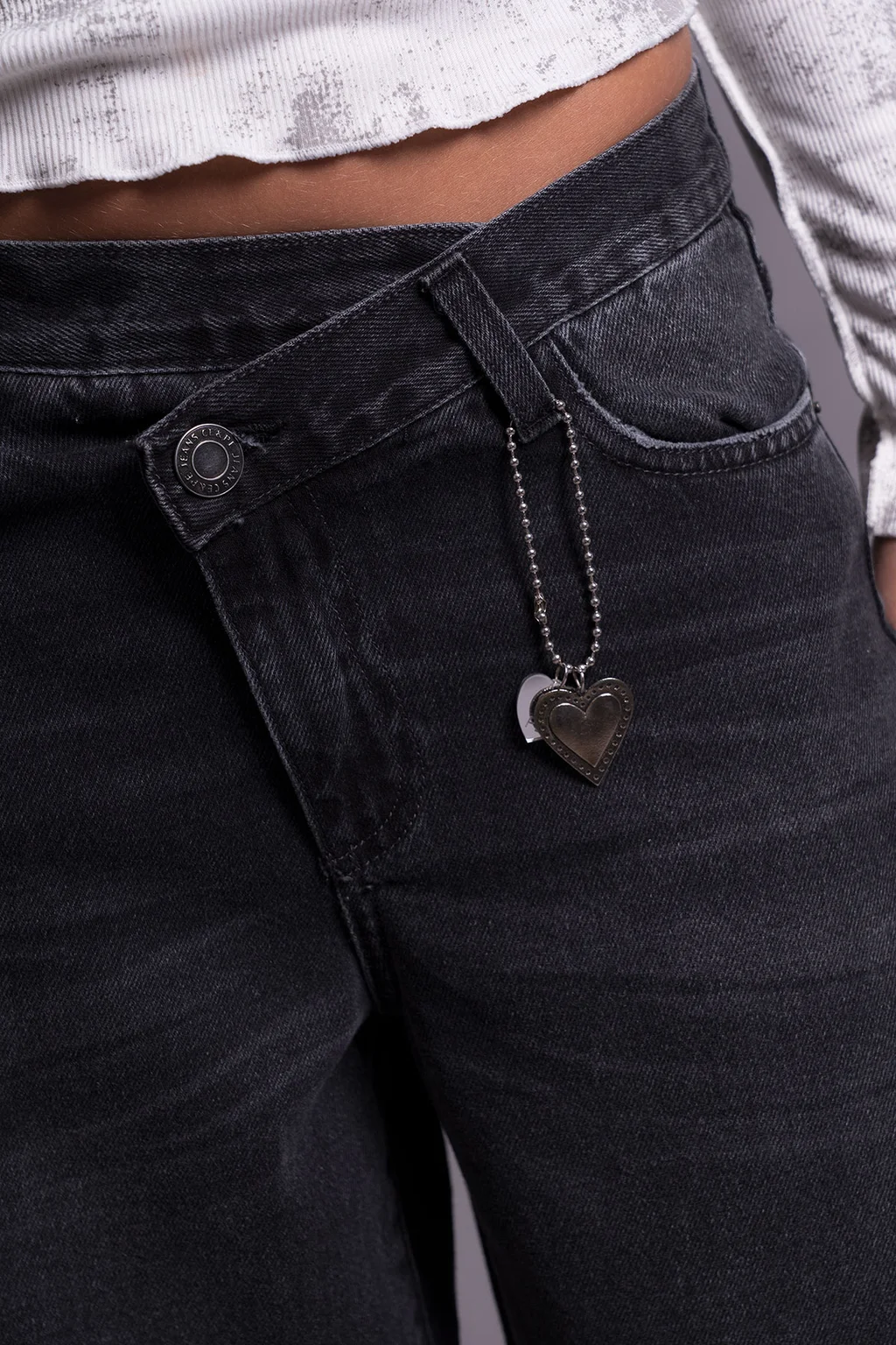Jean Super Wide Leg Lior Black Con Cintura Cruzada Y Colgante Charm De Corazón C - 1