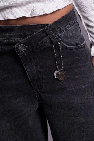 Jean Super Wide Leg Lior Black Con Cintura Cruzada Y Colgante Charm De Corazón C - Vista 2