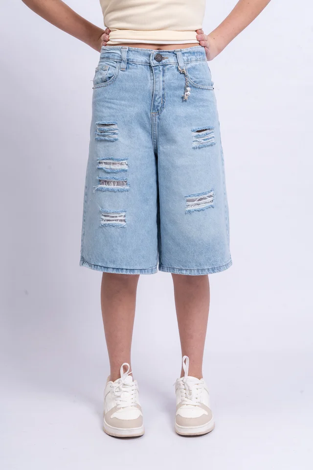 Bermuda Denim Baggy Tessa Celeste Con Roturas Y Encaje Aplicado