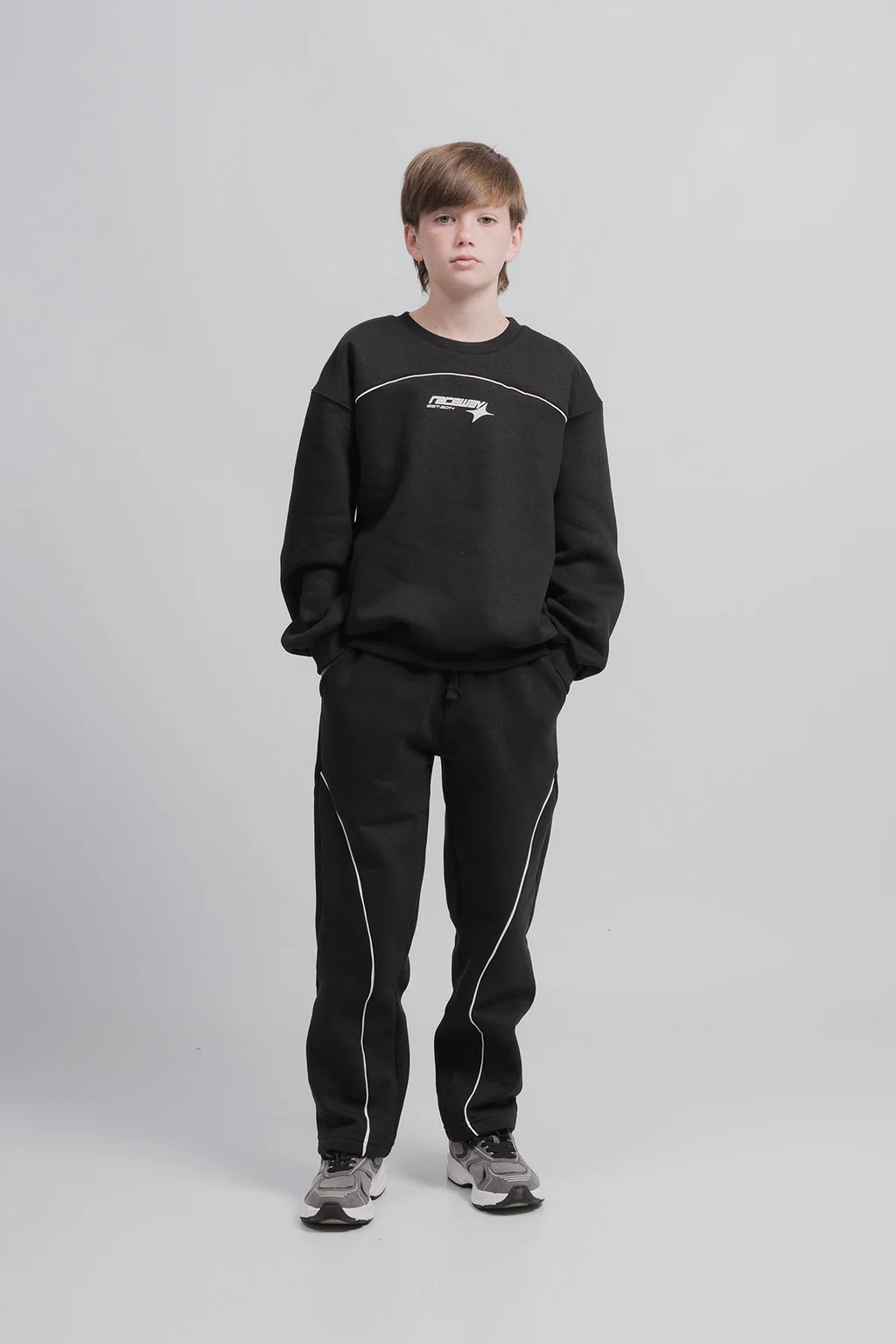 Jogger Dex Oversize De Frisa Con Recorte Y Vivo En Contratono. - 1