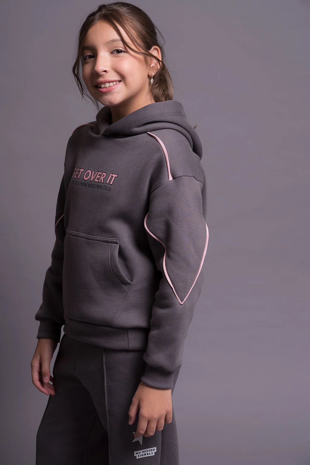 Hoodie Ellen De Frisa Over Con Vivos En Contracolor Estampa Get Over Y Detalle - 3