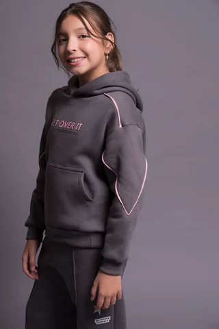 Hoodie Ellen De Frisa Over Con Vivos En Contracolor Estampa Get Over Y Detalle - Vista 4