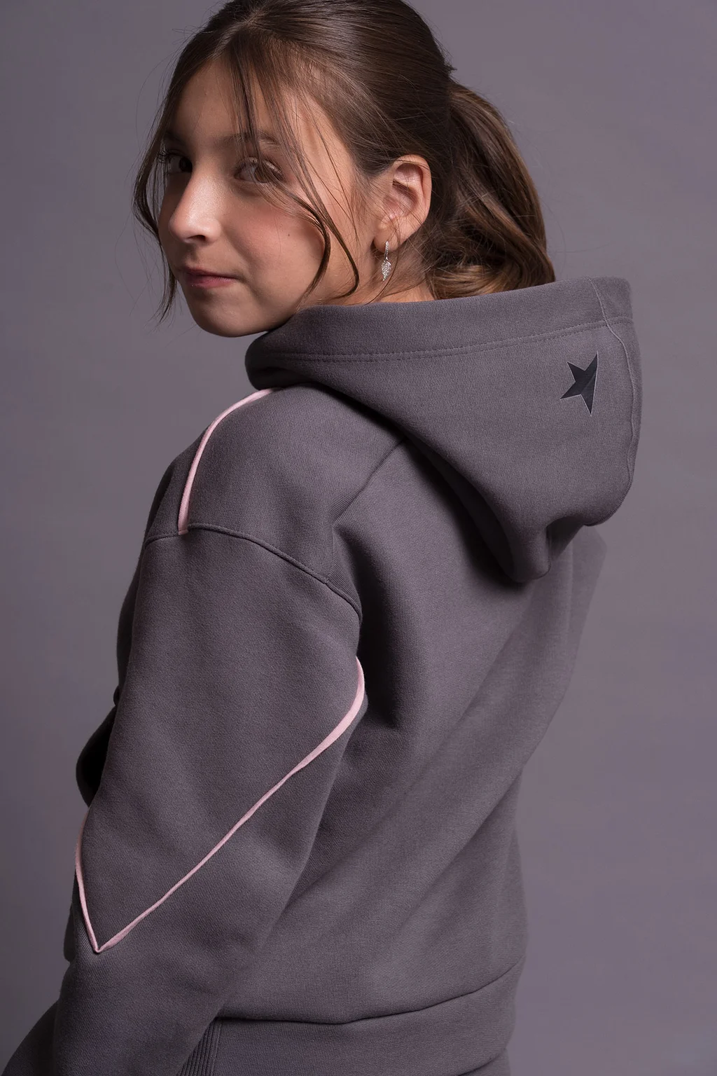 Hoodie Ellen De Frisa Over Con Vivos En Contracolor Estampa Get Over Y Detalle - 4