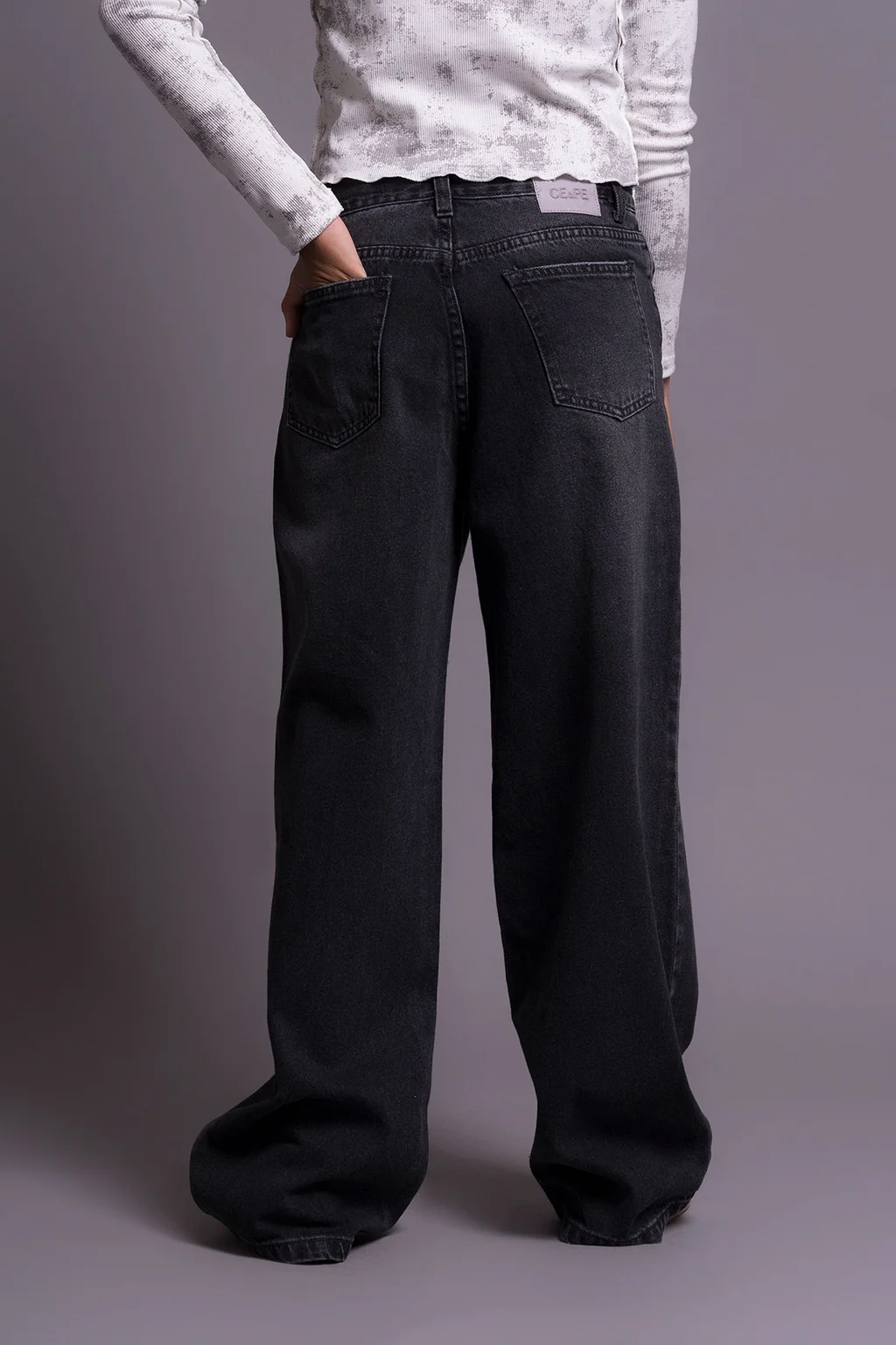 Jean Super Wide Leg Lior Black Con Cintura Cruzada Y Colgante Charm De Corazón C - 2