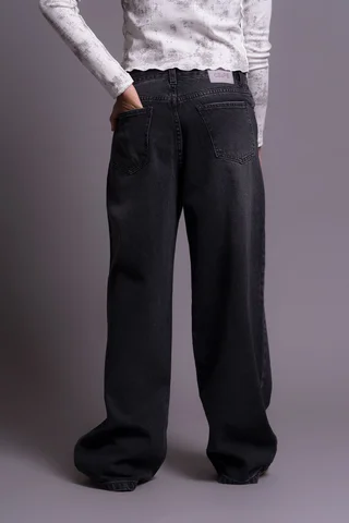 Jean Super Wide Leg Lior Black Con Cintura Cruzada Y Colgante Charm De Corazón C - Vista 3