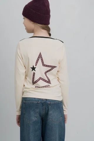Remera Liore De Rib Soft Con Lycra, Cuello Al Contratono Y Estampa En Frente Y E - Vista 3