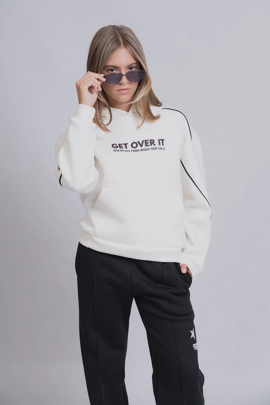 Hoodie Ellen De Frisa Over Con Vivos En Contracolor Estampa Get Over Y Detalle - 0