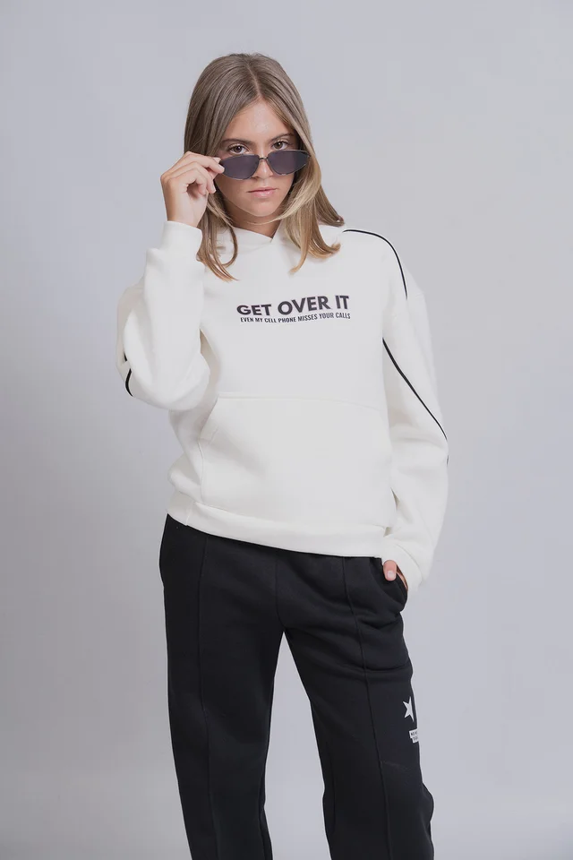 Hoodie Ellen De Frisa Over Con Vivos En Contracolor Estampa Get Over Y Detalle