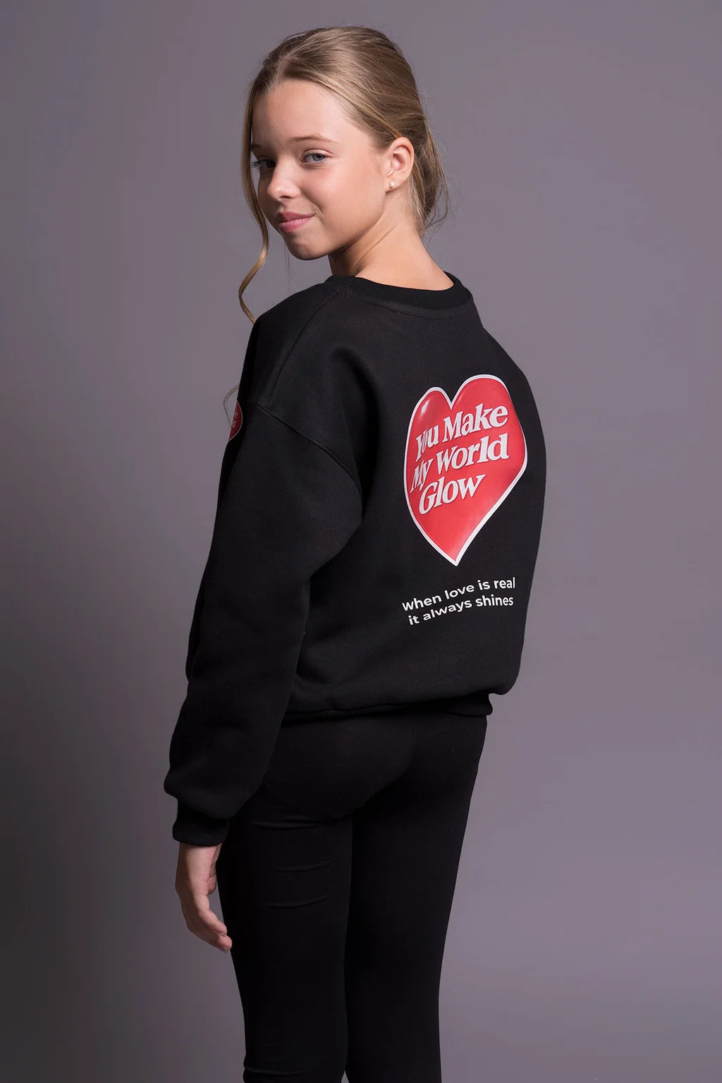 Buzo Sora De Frisa Con Estampa De Corazones Y Frase You Make My World Glow. - 2