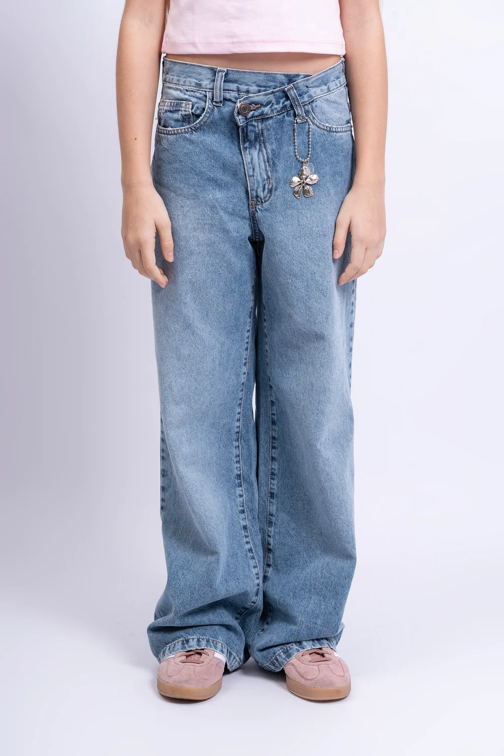 Jeans Super Wide Leg Alicia Cintura Cruzada Con Colgante Flor - 1