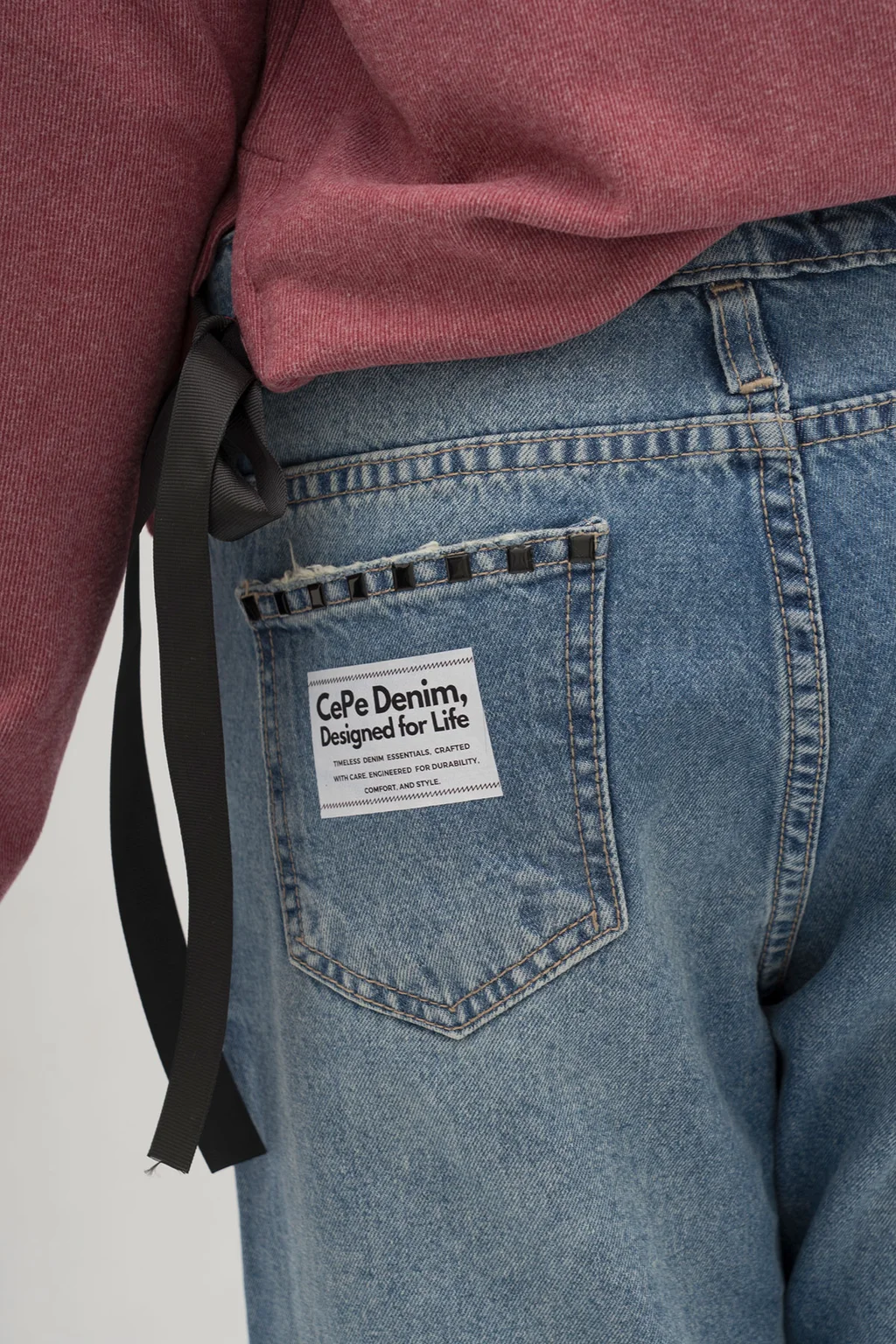 Jeans Wide Leg Matizado Con Detalles De  Tachas Negras Y Badana Aplicada