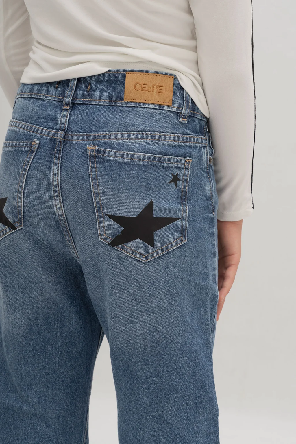 Jeans Wide Leg Azul Con Estrellas Negras En Bolsillos Traseros - 2