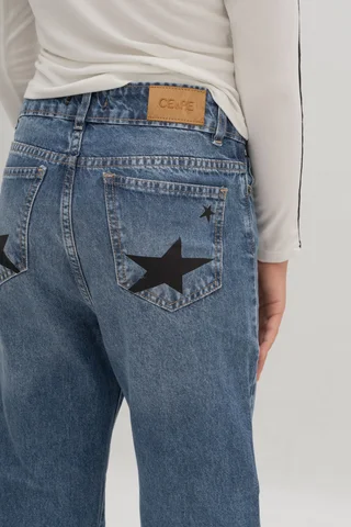 Jeans Wide Leg Azul Con Estrellas Negras En Bolsillos Traseros - Vista 3