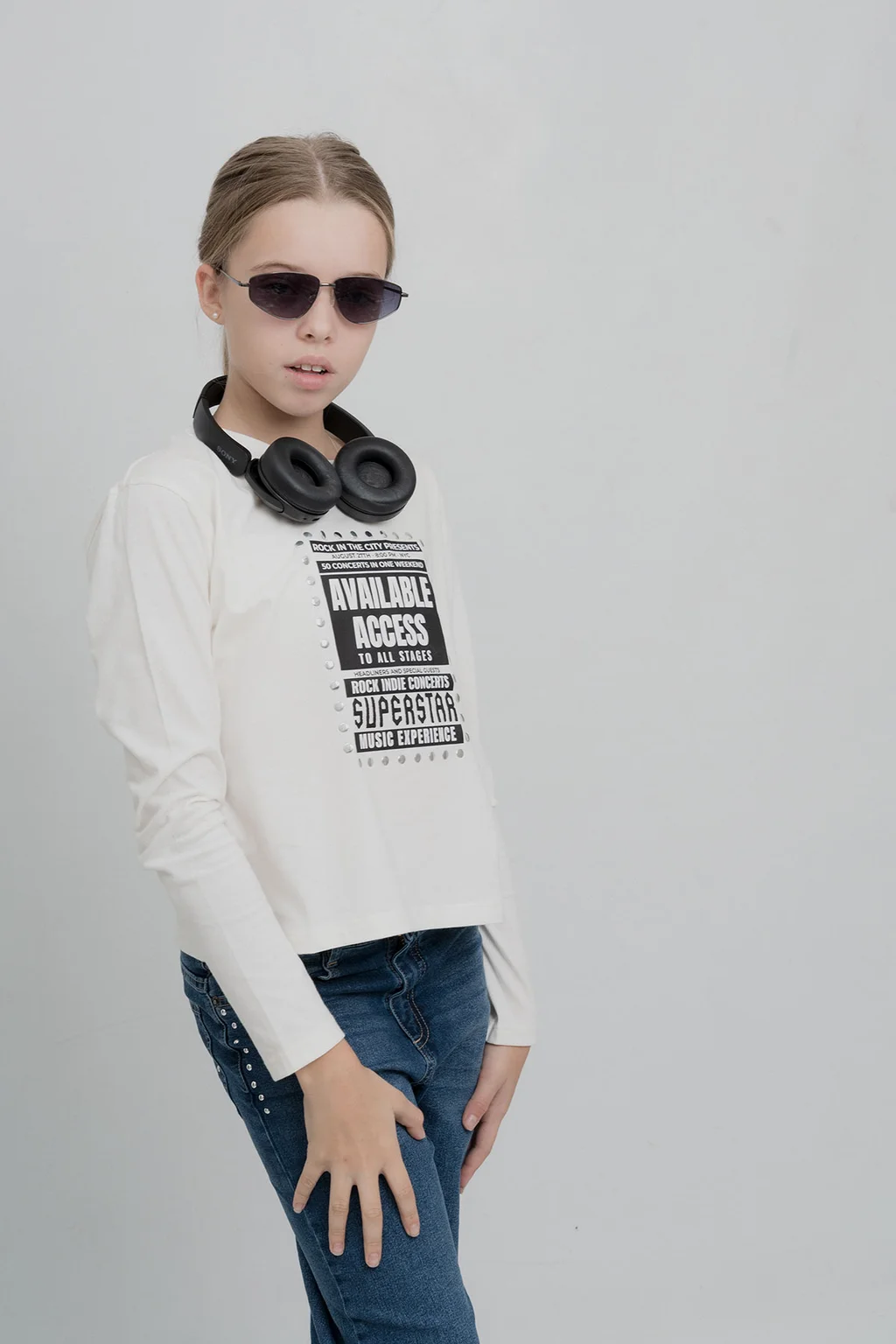 Remera Eira De Jersey Con Estampa Available Access Detalle De Tachas Alreded - 0