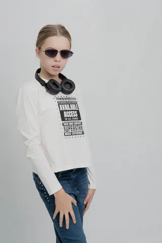 Remera  Eira De Jersey Con Estampa Available Access Detalle De Tachas Alreded - Vista 1