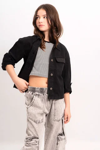 Campera Gabardina Color Con Tachas En Tapa Bolsillo - Vista 2