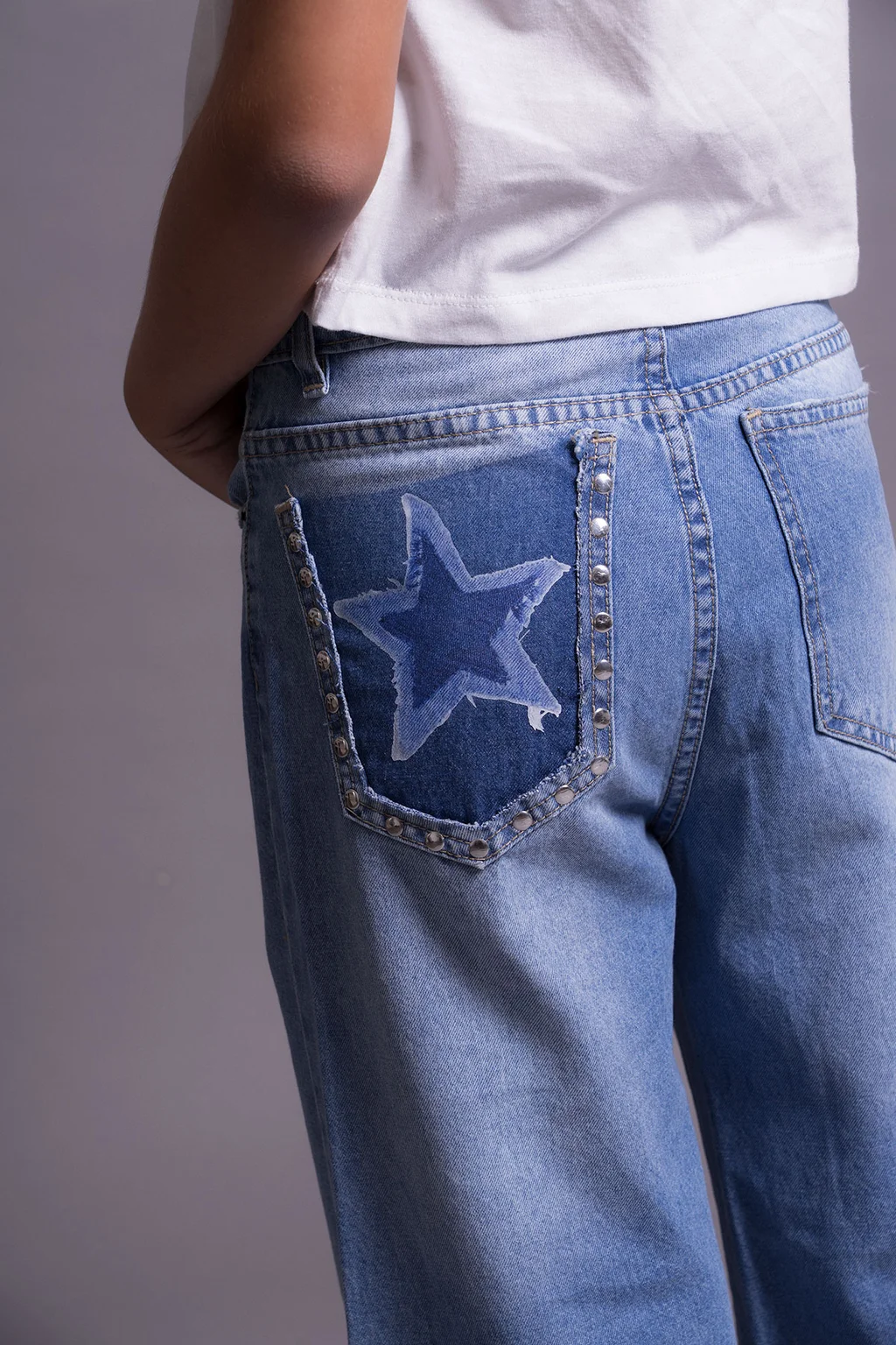 Jean Wide Leg Elya Color Blue Con Estrella Y Tachas En Bolsillo Trasero. - 1
