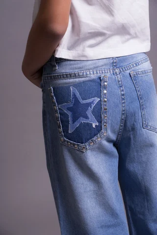 Jean Wide Leg Elya Color Blue Con Estrella Y Tachas En Bolsillo Trasero. - Vista 2