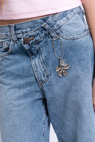 Jeans Super Wide Leg Alicia Cintura Cruzada Con Colgante Flor - Vista 3