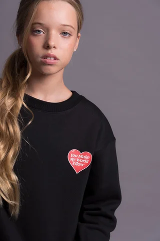 Buzo Sora De Frisa Con Estampa De Corazones Y Frase You Make My World Glow. - Vista 4