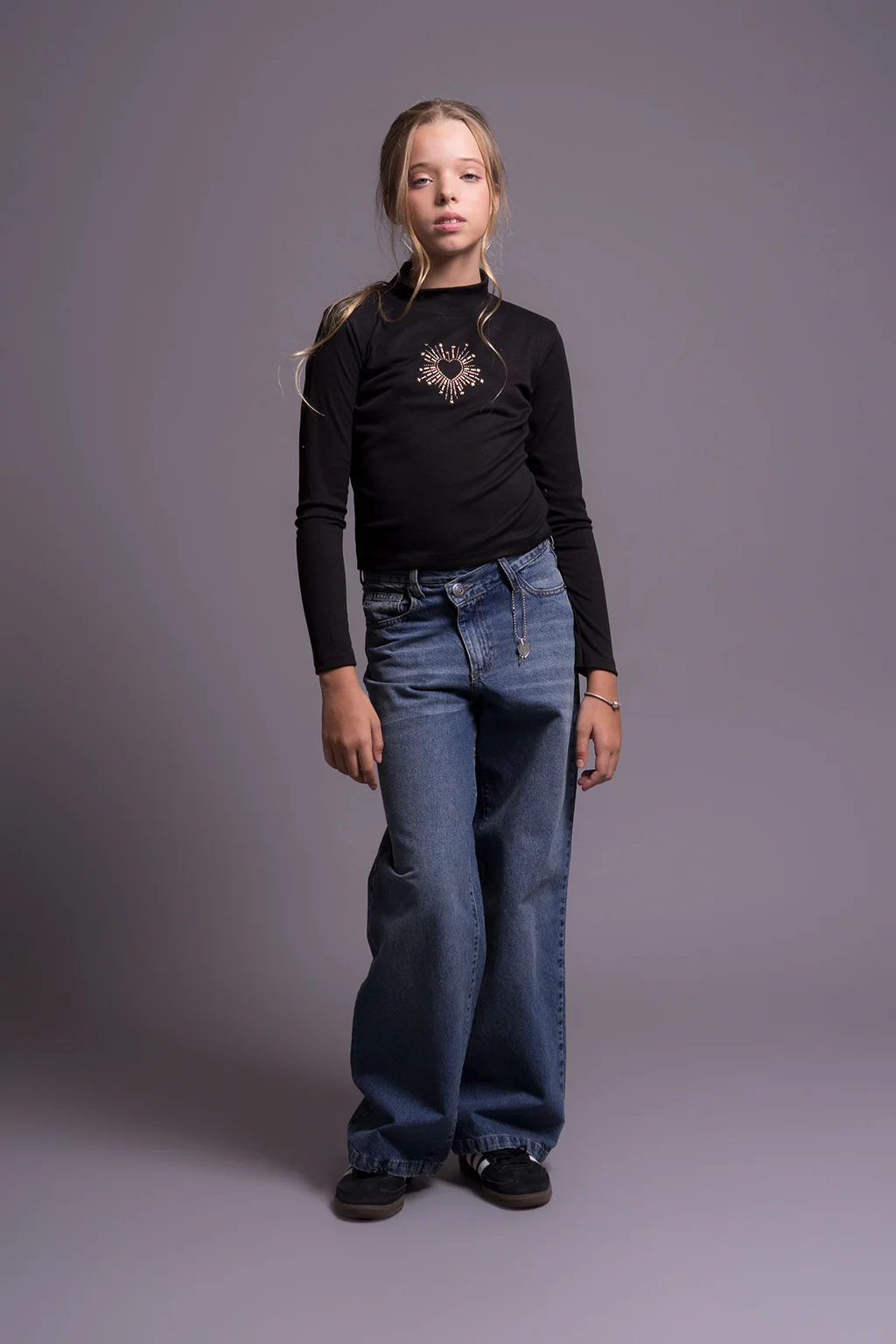 Polera Isa De Morley Con Aplique De Corazón Con Tachitas.