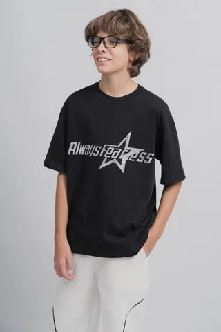 Remera Dylan Manga Corta Oversize En Algodón Frío Con Estampa Always Y Estrella. - Vista 2