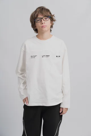 Remera Noa Manga Larga En Jersey Pesado 20/1 Con Recorte En Delantero Y Estampa - Vista 1