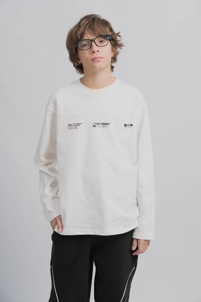 Remera Noa Manga Larga En Jersey Pesado 20/1 Con Recorte En Delantero Y Estampa