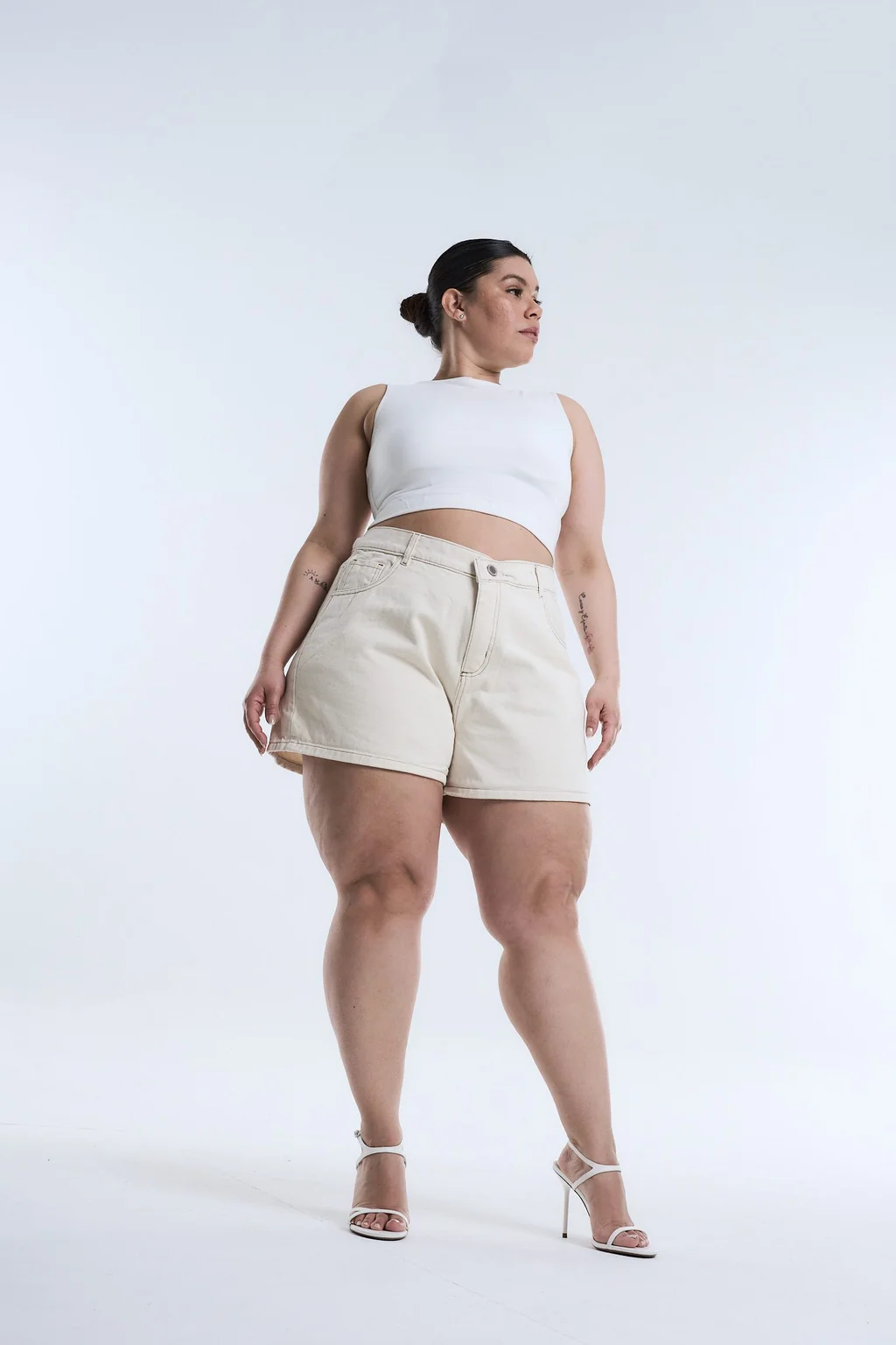 SHORT BEIGE