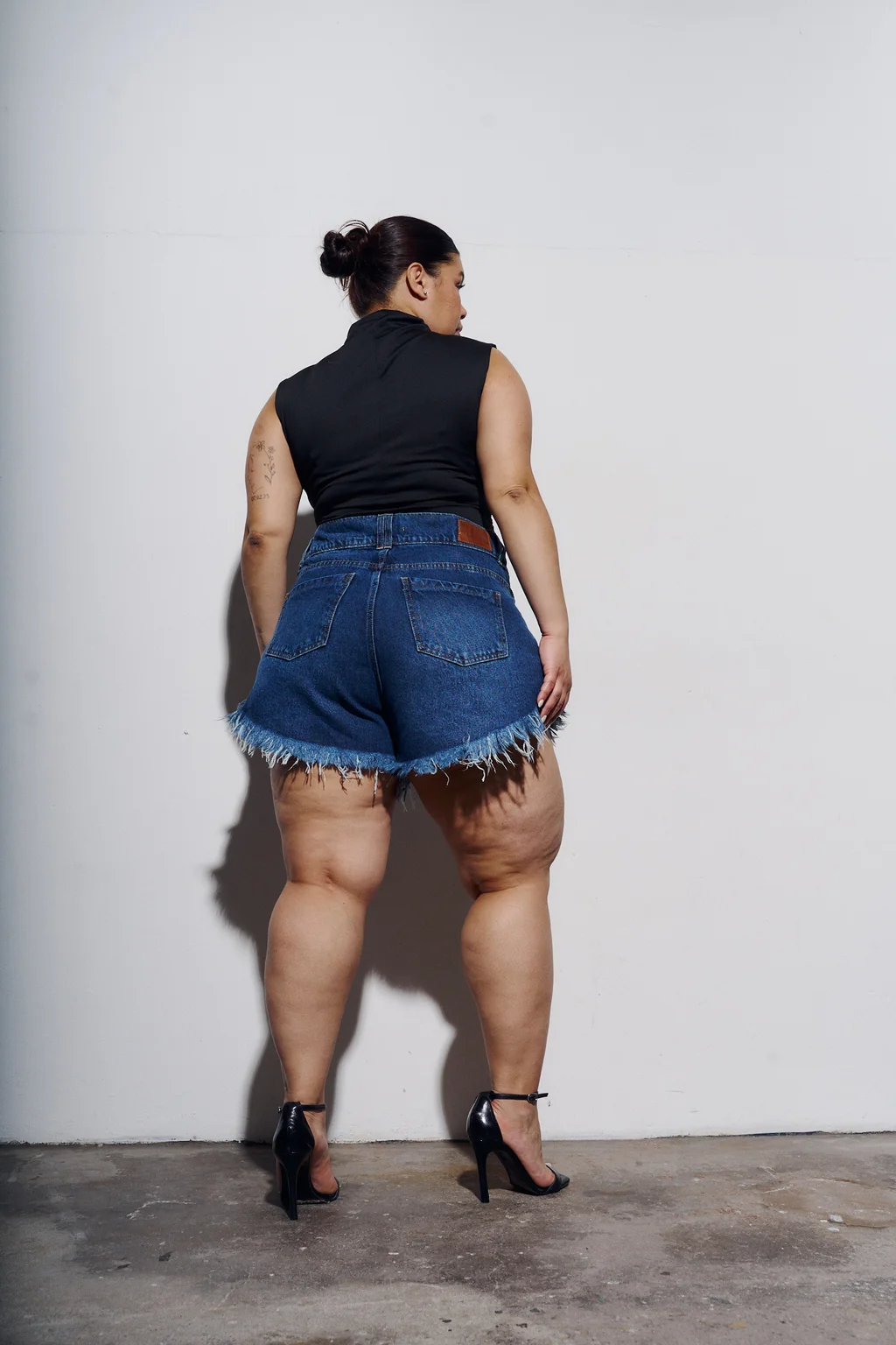 SHORT MELIA CINTURA ANCHA BIGOTE RÍGIDO