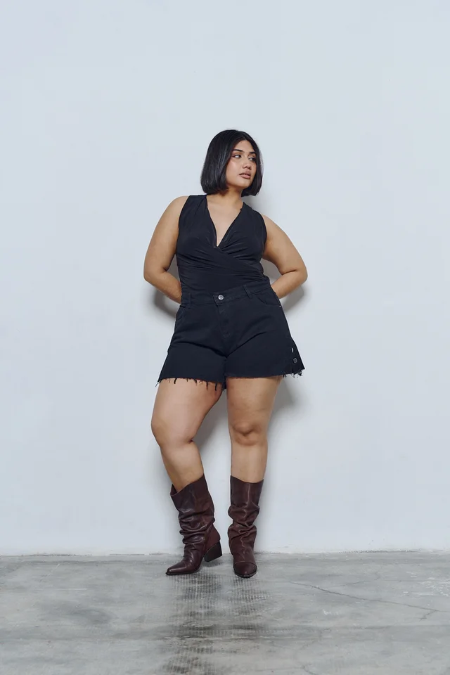 SHORT ELARA TAJO CON 6 BOTONES RIGIDO