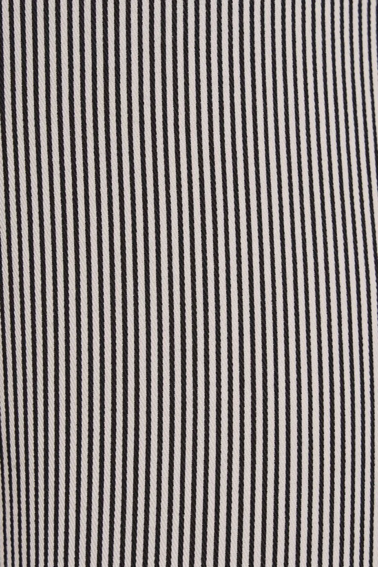 SHORT LUNA LÍNEAS NEGRAS