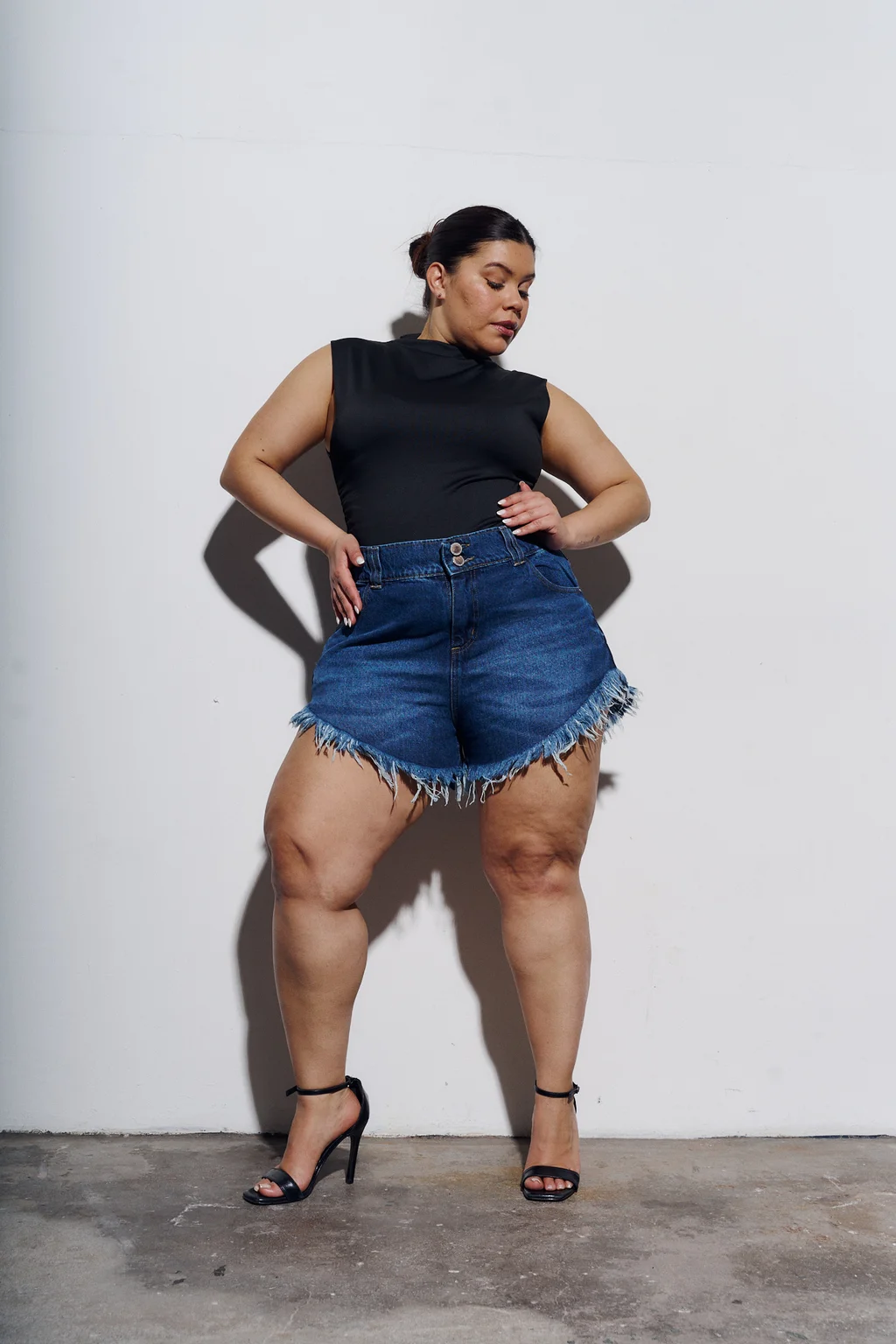 SHORT MELIA CINTURA ANCHA BIGOTE RÍGIDO