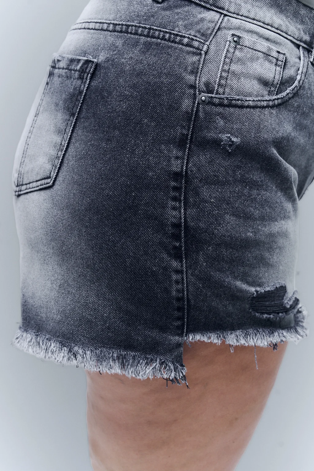 SHORT MINOA ROTURA NEVADO BIGOTE RÍGIDO