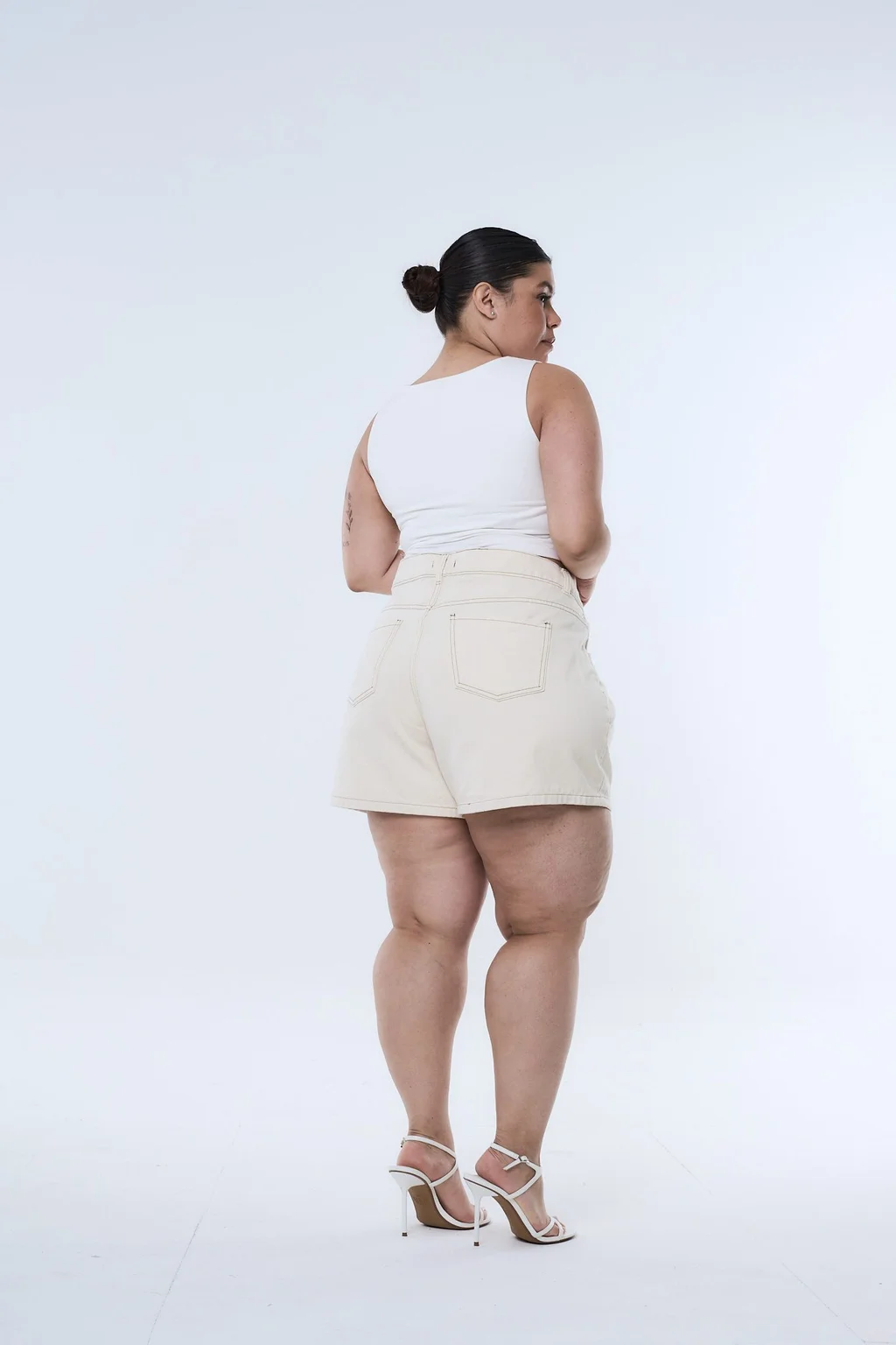 SHORT BEIGE