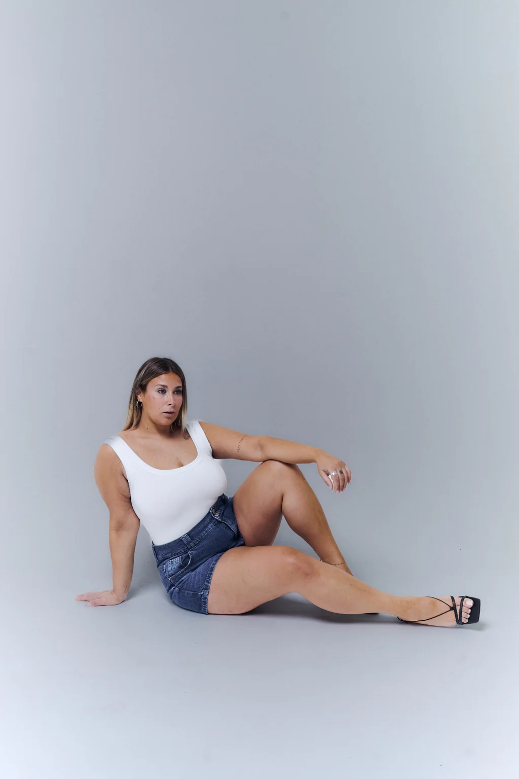 SHORT INDIGO CINTURA ANCHA BIGOTE RIGIDO