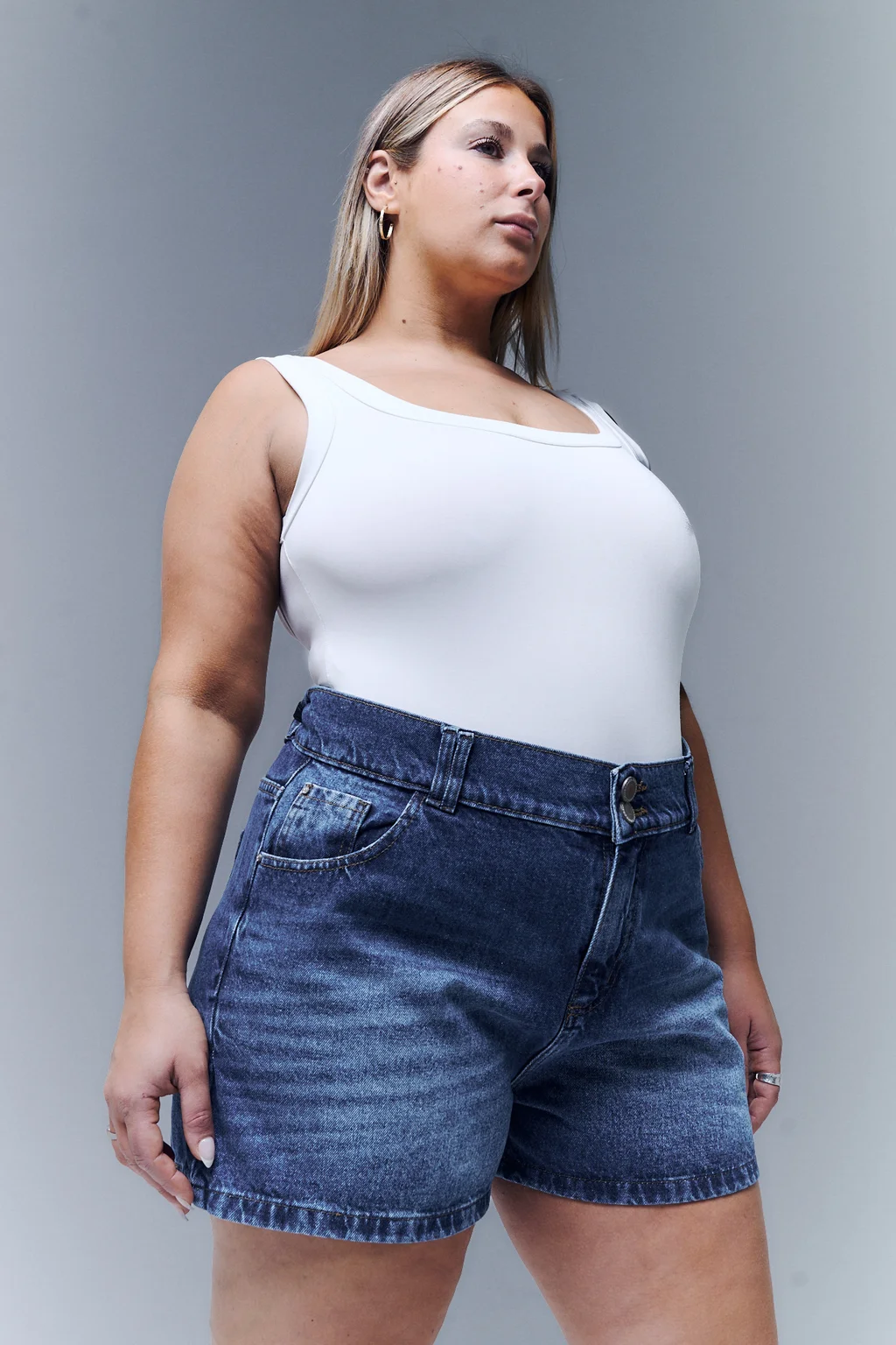 SHORT INDIGO CINTURA ANCHA BIGOTE RIGIDO