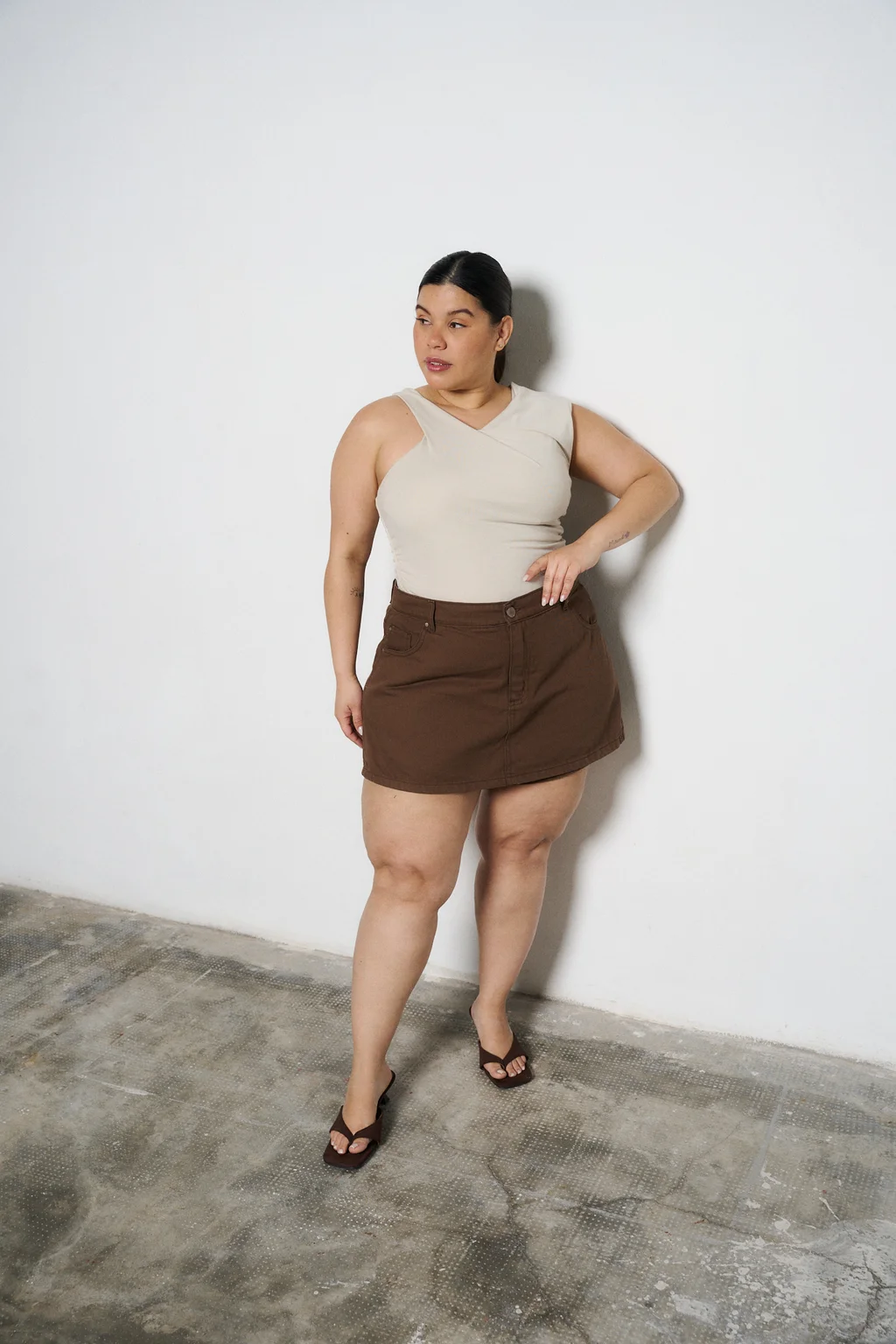 SHORT POLLERA CALISTA CHOCOLATE RÍGIDO