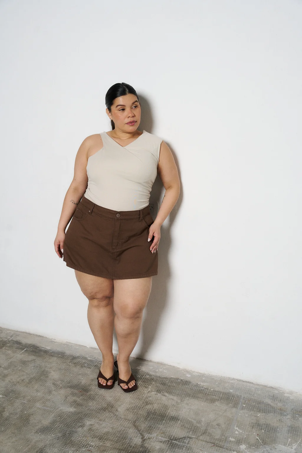 SHORT POLLERA CALISTA CHOCOLATE RÍGIDO