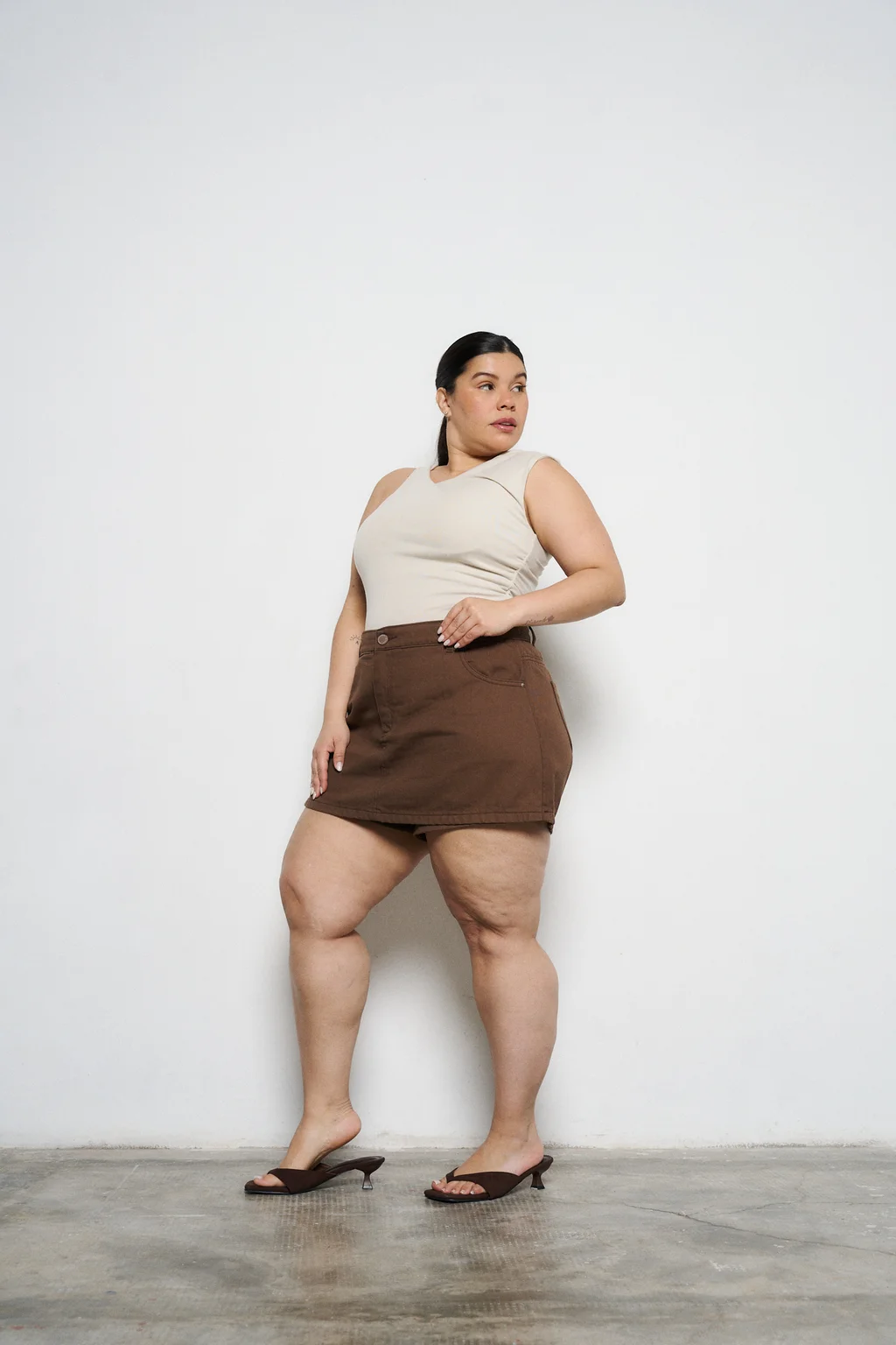 SHORT POLLERA CALISTA CHOCOLATE RÍGIDO