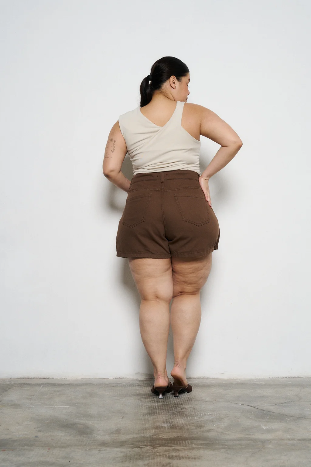 SHORT POLLERA CALISTA CHOCOLATE RÍGIDO