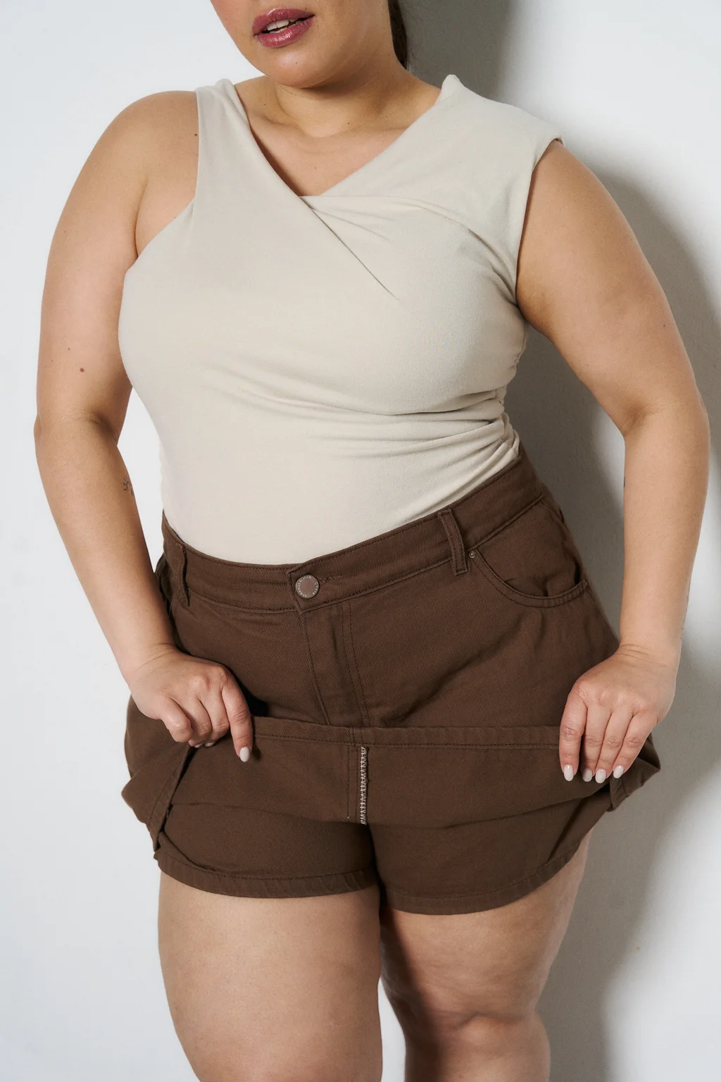 SHORT POLLERA CALISTA CHOCOLATE RÍGIDO