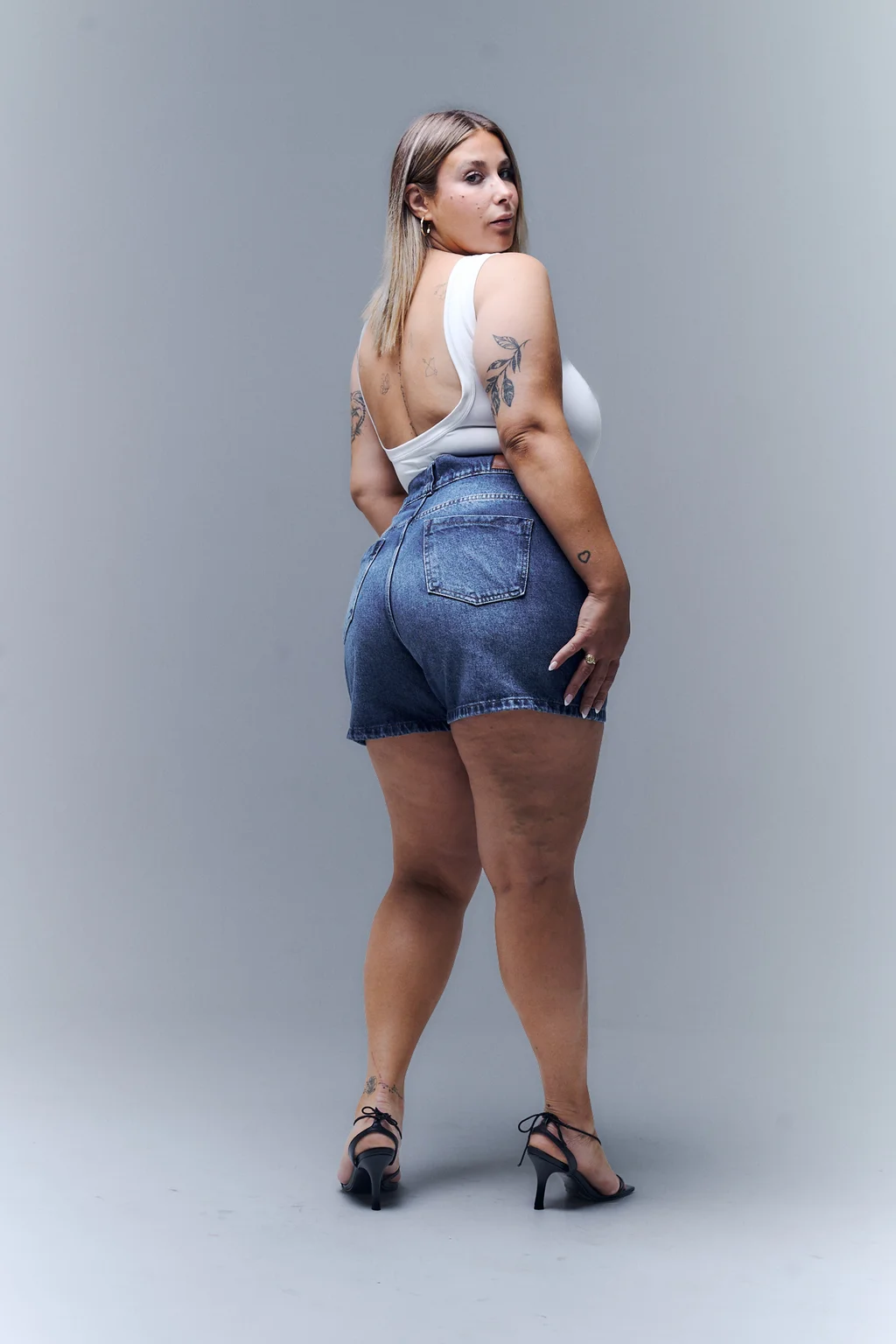 SHORT INDIGO CINTURA ANCHA BIGOTE RIGIDO
