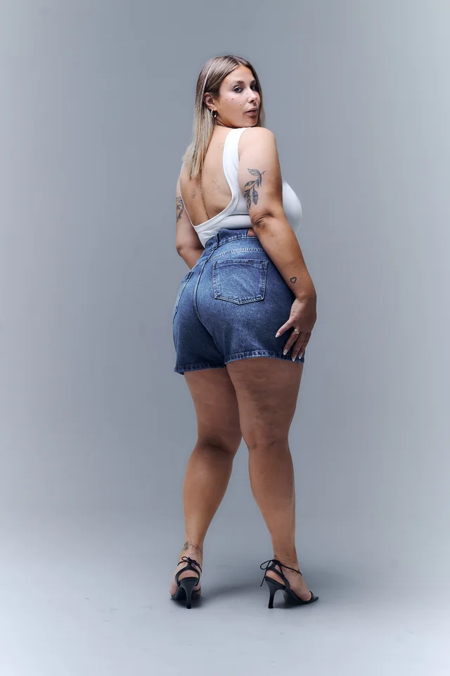SHORT INDIGO CINTURA ANCHA BIGOTE RIGIDO