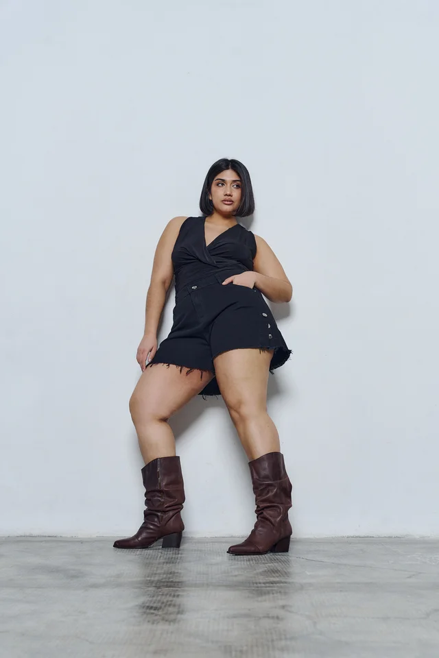 SHORT ELARA TAJO CON 6 BOTONES RIGIDO
