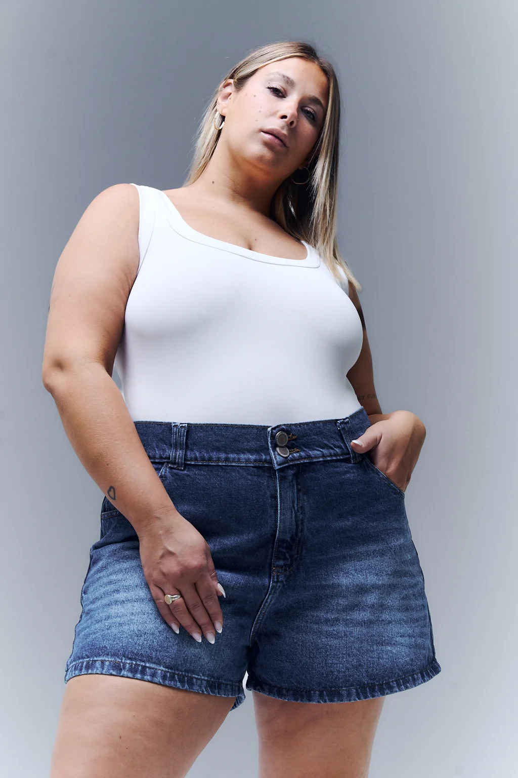 SHORT INDIGO CINTURA ANCHA BIGOTE RIGIDO